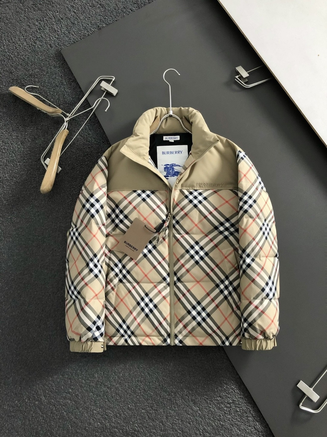 巴宝莉 2025秋冬专柜新款休闲时尚羽绒外套 超前卫设计风格 细腻舒适 穿着非常轻便不易起皱。多重重工艺