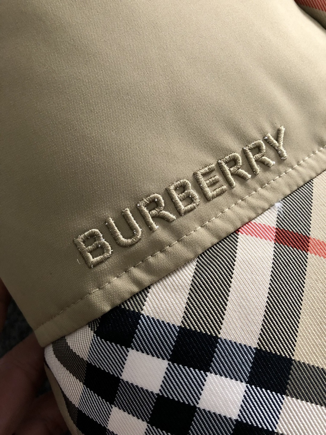 巴宝莉 2025秋冬专柜新款休闲时尚羽绒外套 超前卫设计风格 细腻舒适 穿着非常轻便不易起皱。多重重工艺