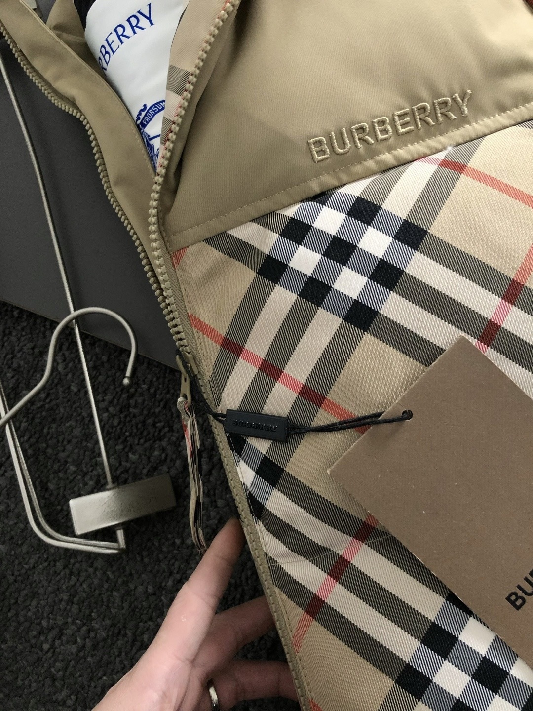 巴宝莉 2025秋冬专柜新款休闲时尚羽绒外套 超前卫设计风格 细腻舒适 穿着非常轻便不易起皱。多重重工艺