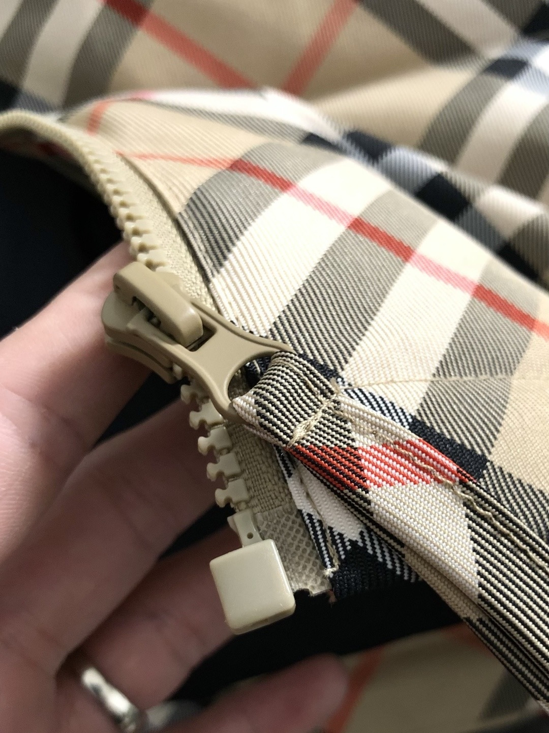 巴宝莉 2025秋冬专柜新款休闲时尚羽绒外套 超前卫设计风格 细腻舒适 穿着非常轻便不易起皱。多重重工艺