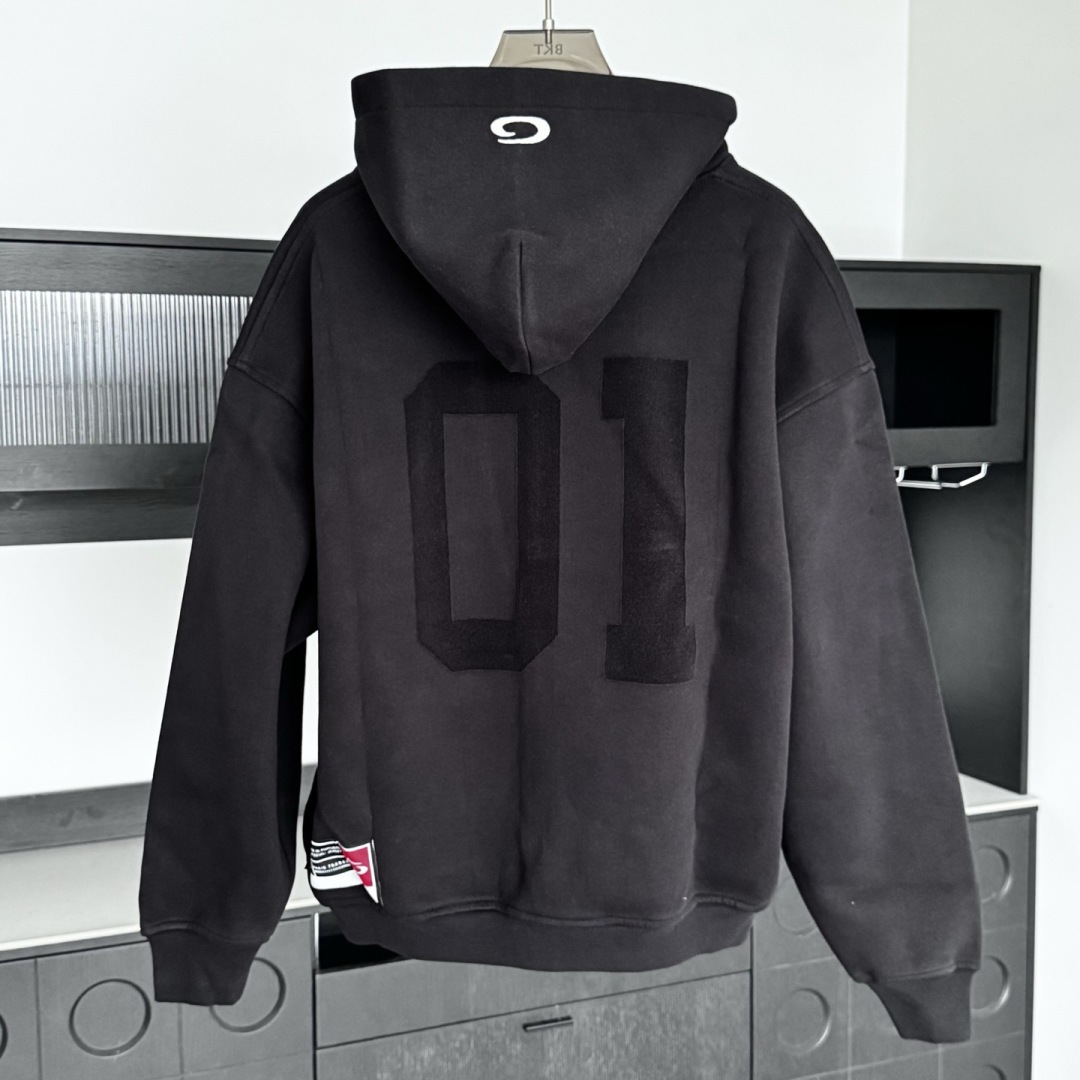 新款🆕巴黎，秋冬新款外套，秋季新款，上身效果帅气十足，男女同款，潮人必备。码数：S-XL