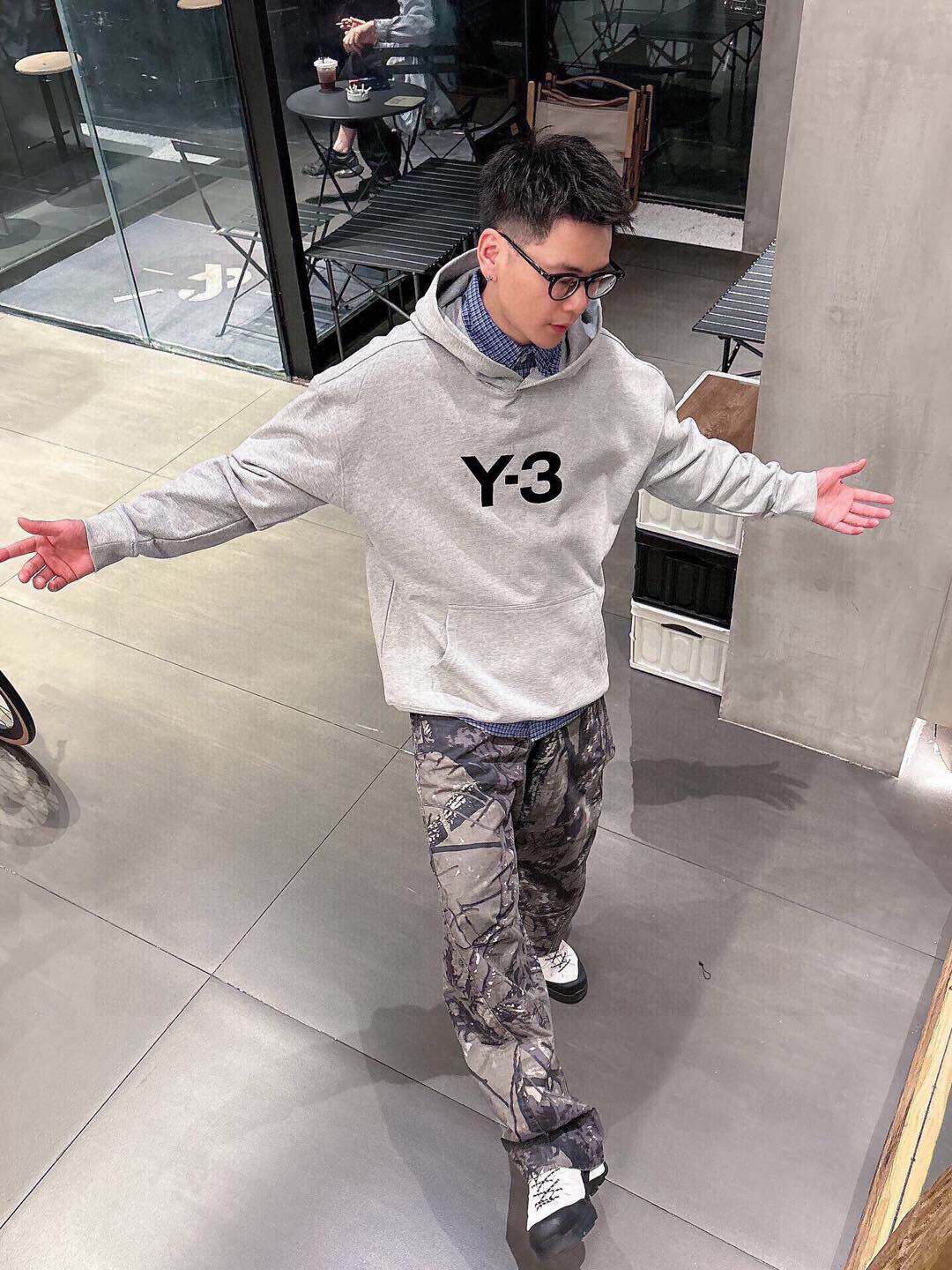 Y-3，新款连帽卫衣，面料采用顶级原版精梳棉面料，前后大面积logo植绒工艺，顶级的做工，高端品质，尺码