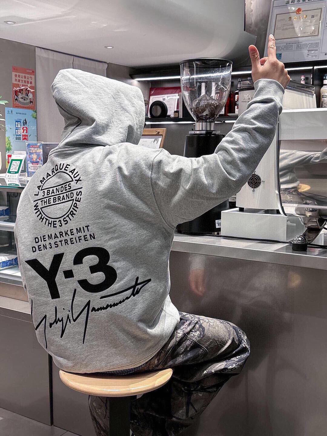 Y-3，新款连帽卫衣，面料采用顶级原版精梳棉面料，前后大面积logo植绒工艺，顶级的做工，高端品质，尺码