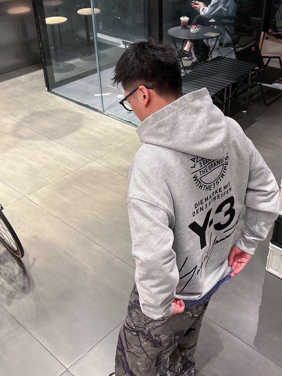 Y-3，新款连帽卫衣，面料采用顶级原版精梳棉面料，前后大面积logo植绒工艺，顶级的做工，高端品质，尺码