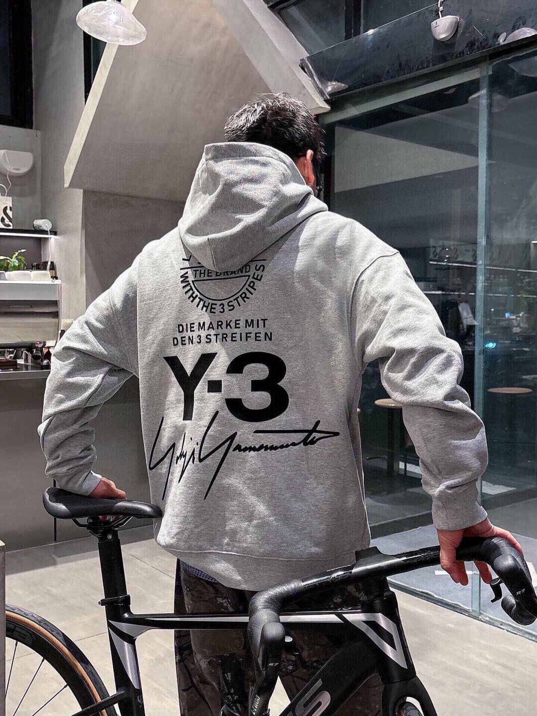 Y-3，新款连帽卫衣，面料采用顶级原版精梳棉面料，前后大面积logo植绒工艺，顶级的做工，高端品质，尺码