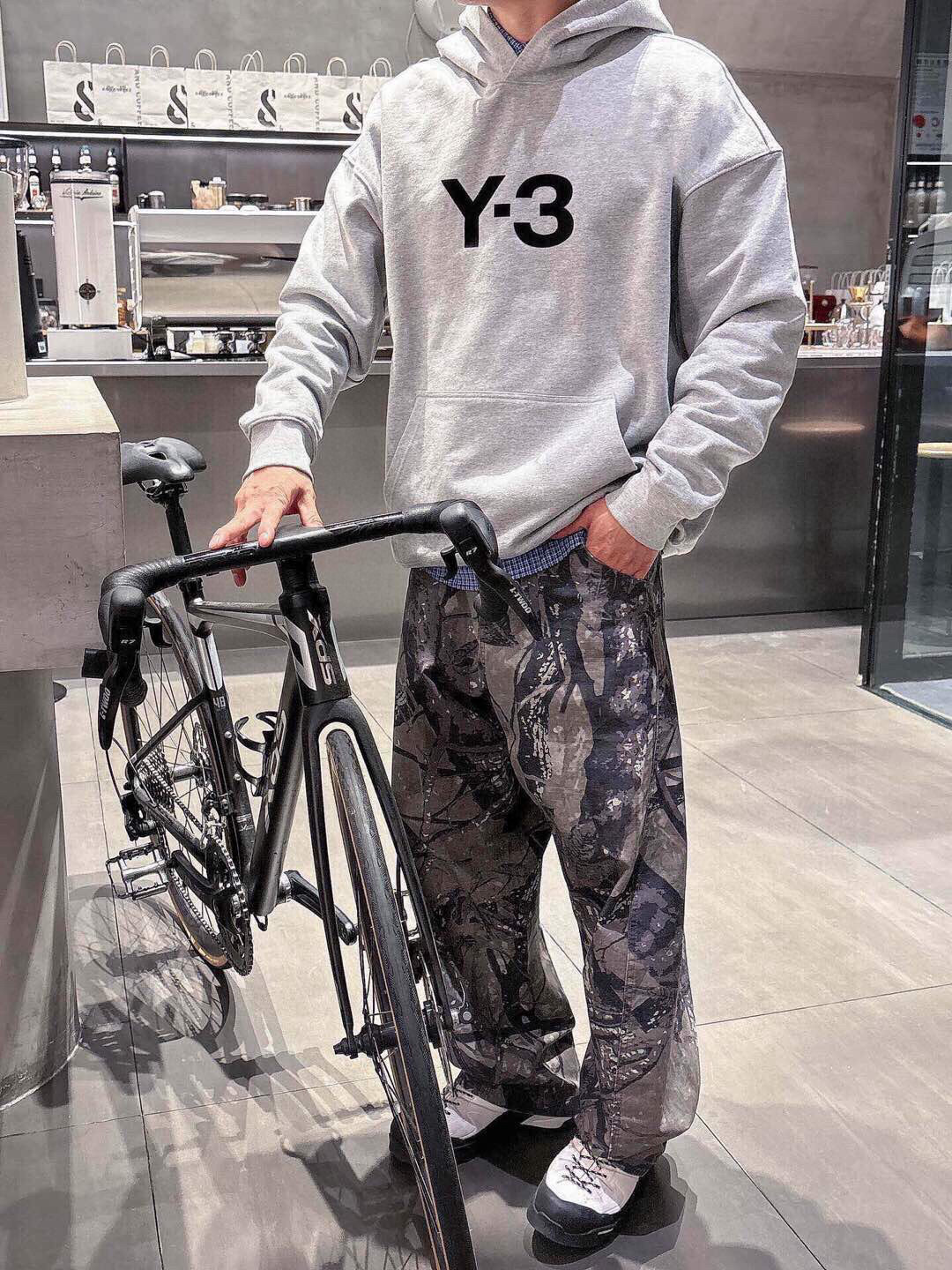 Y-3，新款连帽卫衣，面料采用顶级原版精梳棉面料，前后大面积logo植绒工艺，顶级的做工，高端品质，尺码