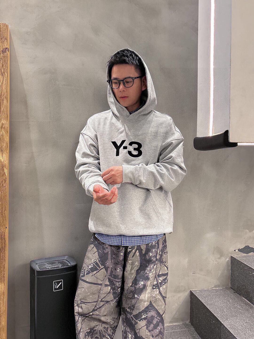 Y-3，新款连帽卫衣，面料采用顶级原版精梳棉面料，前后大面积logo植绒工艺，顶级的做工，高端品质，尺码