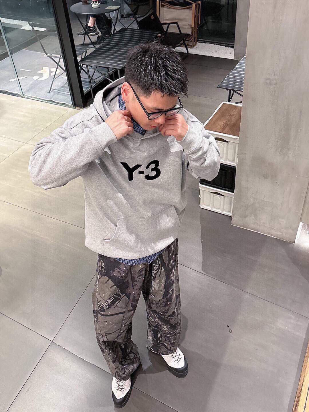 Y-3，新款连帽卫衣，面料采用顶级原版精梳棉面料，前后大面积logo植绒工艺，顶级的做工，高端品质，尺码