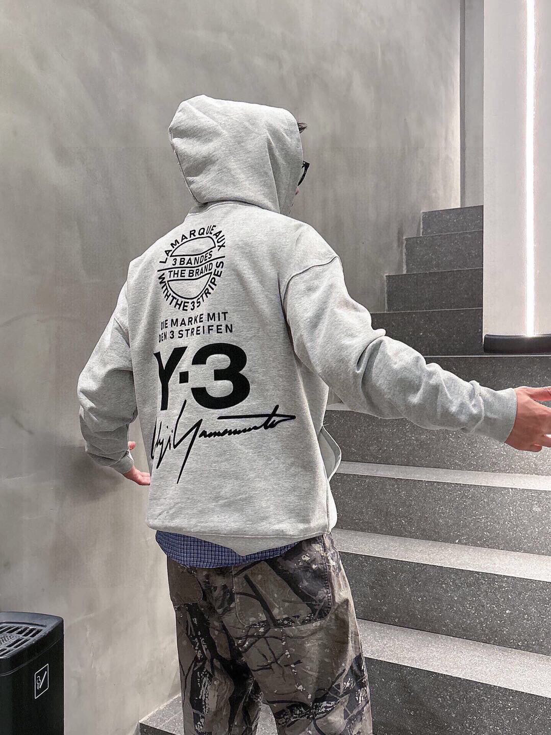 Y-3，新款连帽卫衣，面料采用顶级原版精梳棉面料，前后大面积logo植绒工艺，顶级的做工，高端品质，尺码