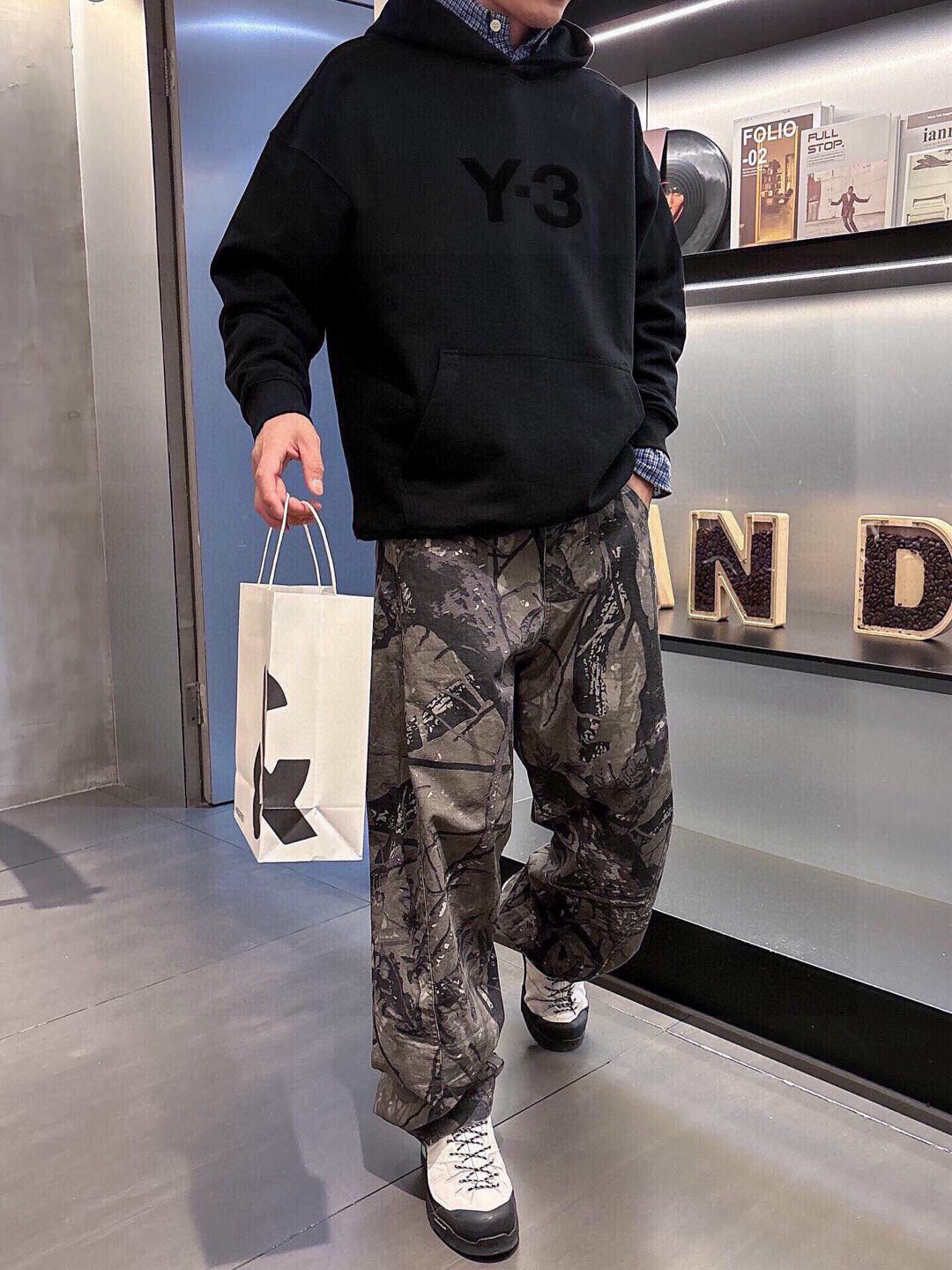 Y-3，新款连帽卫衣，面料采用顶级原版精梳棉面料，前后大面积logo植绒工艺，顶级的做工，高端品质，尺码