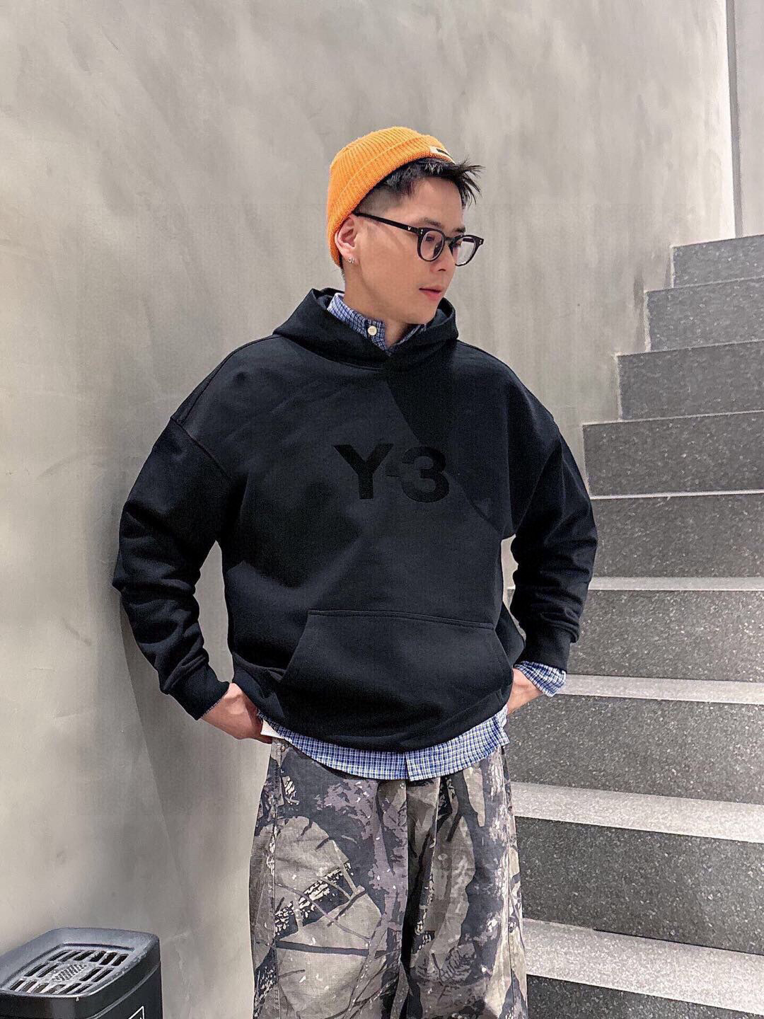 Y-3，新款连帽卫衣，面料采用顶级原版精梳棉面料，前后大面积logo植绒工艺，顶级的做工，高端品质，尺码