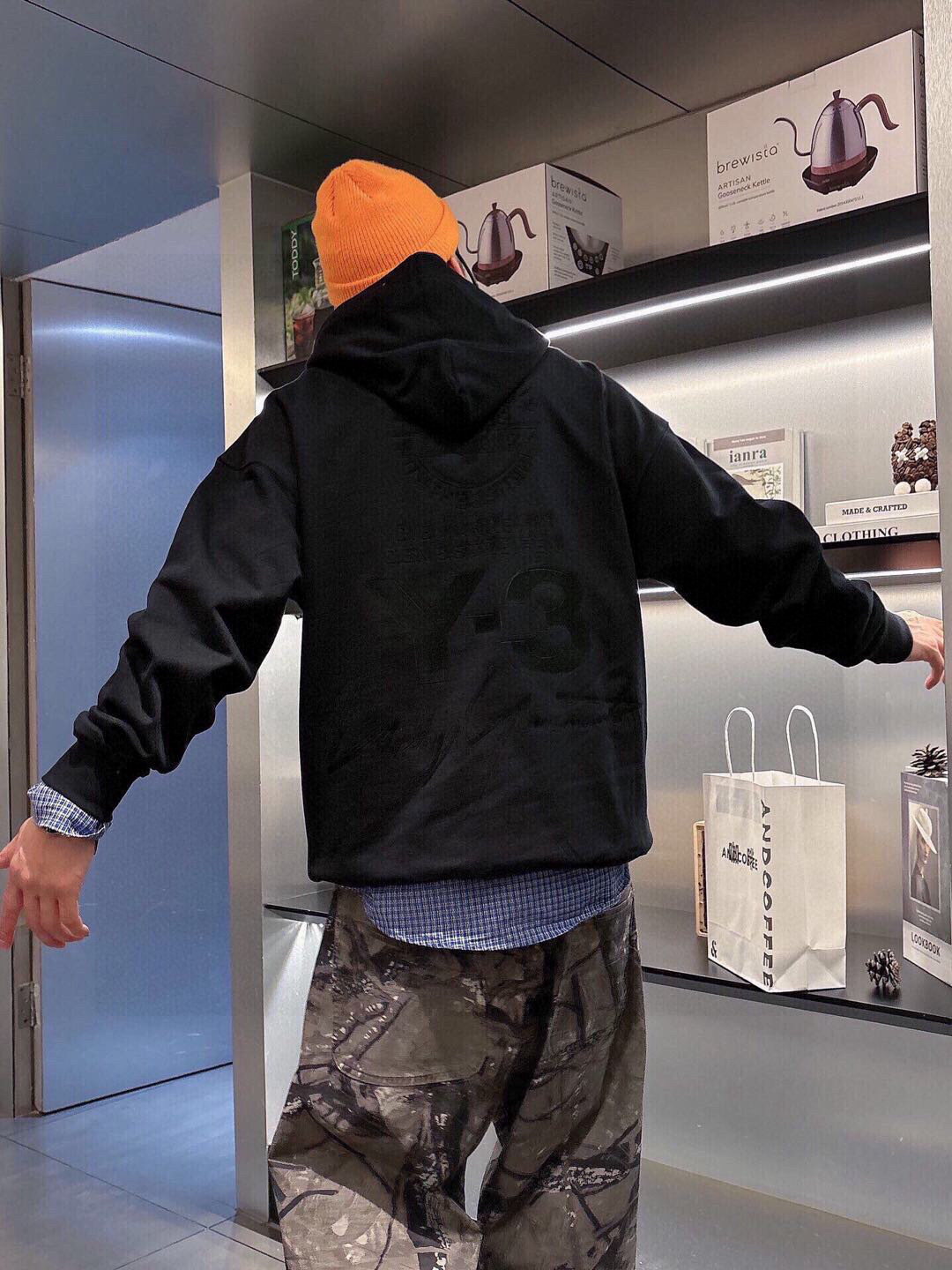 Y-3，新款连帽卫衣，面料采用顶级原版精梳棉面料，前后大面积logo植绒工艺，顶级的做工，高端品质，尺码