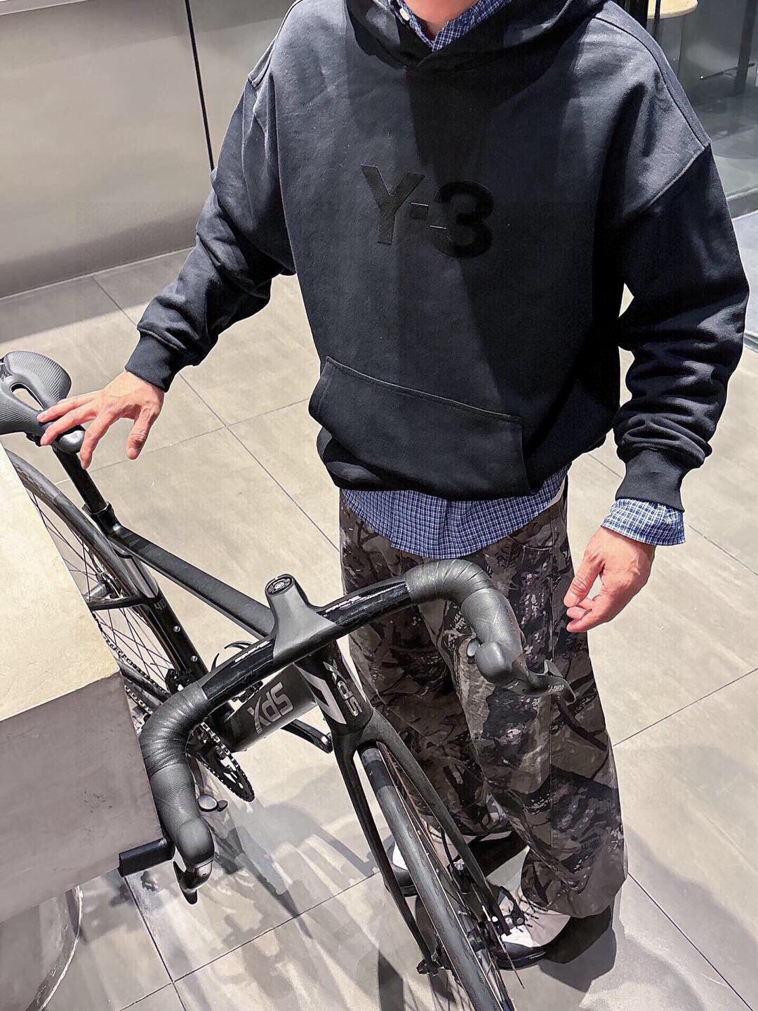 Y-3，新款连帽卫衣，面料采用顶级原版精梳棉面料，前后大面积logo植绒工艺，顶级的做工，高端品质，尺码