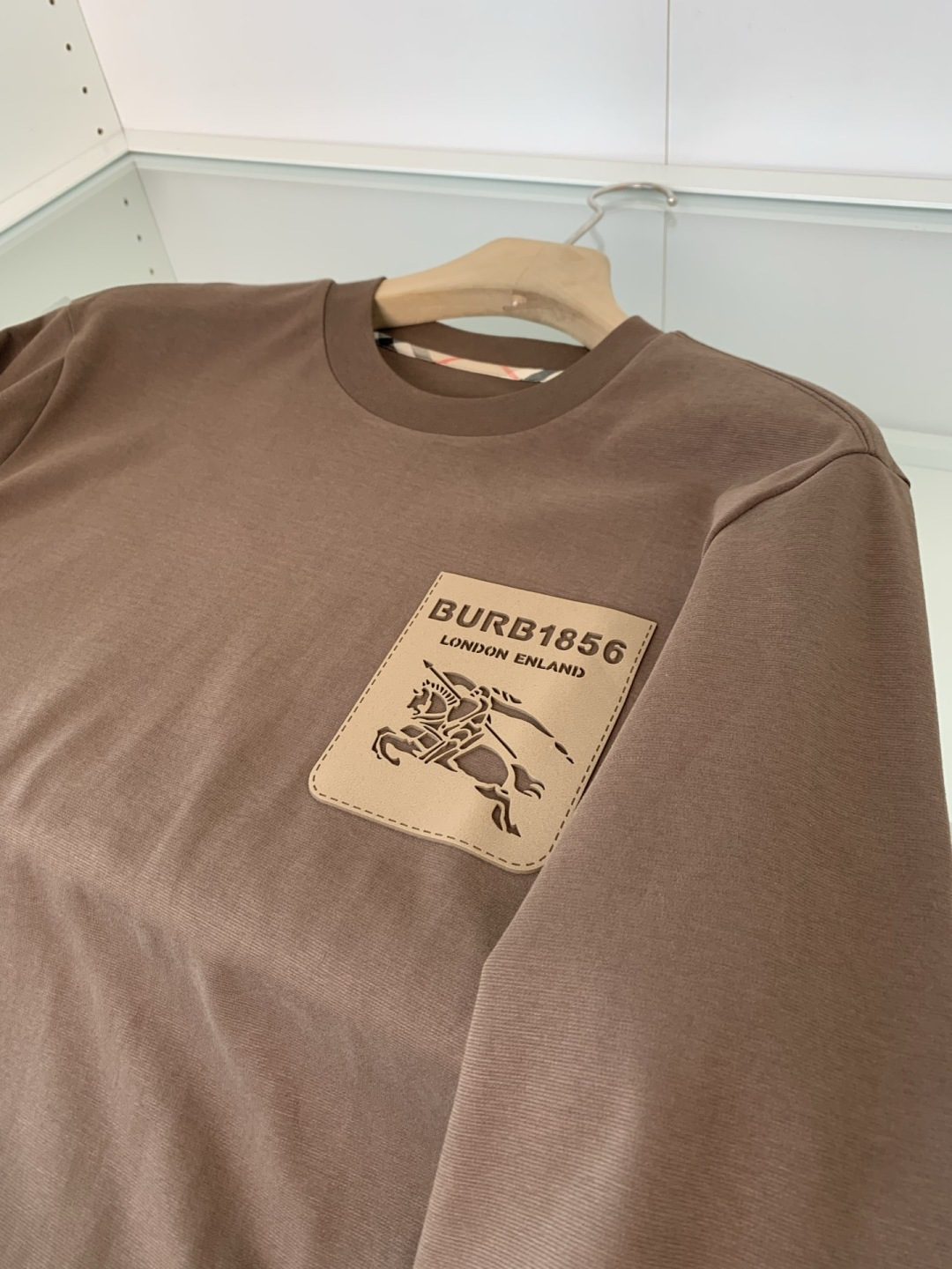 B家2025早秋新款高端长袖T恤。定制天丝柔棉面料 柔软细腻舒适透气 胸口品牌logo皮标压印 时尚潮流