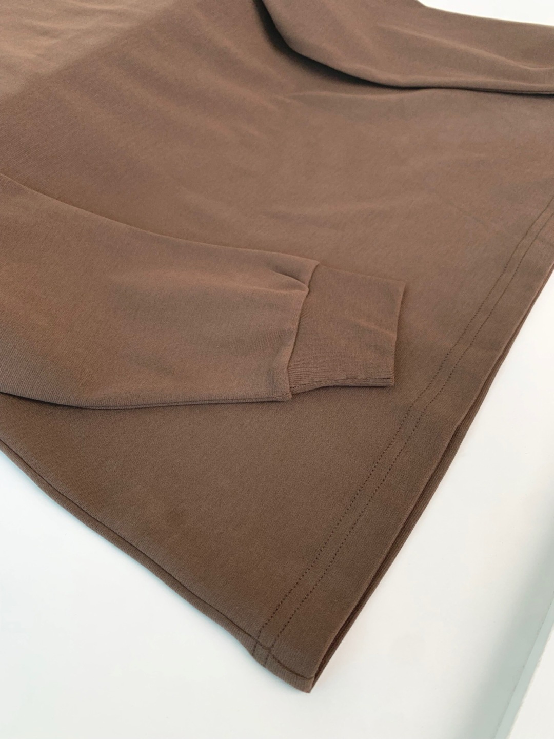 B家2025早秋新款高端长袖T恤。定制天丝柔棉面料 柔软细腻舒适透气 胸口品牌logo皮标压印 时尚潮流