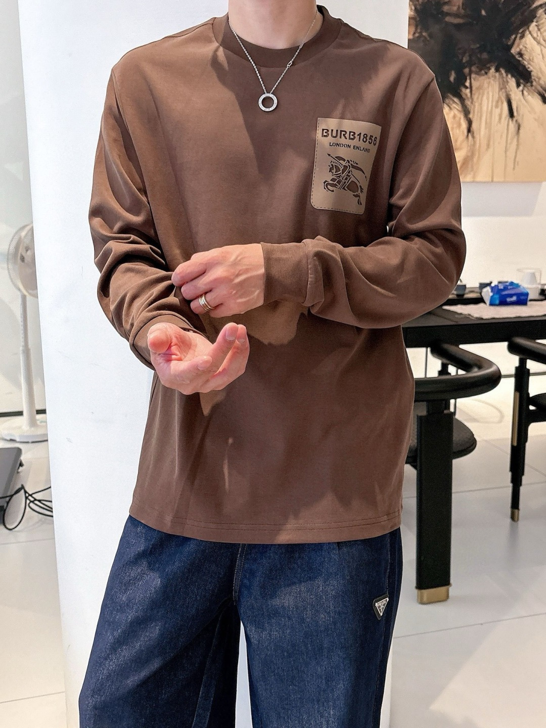 B家2025早秋新款高端长袖T恤。定制天丝柔棉面料 柔软细腻舒适透气 胸口品牌logo皮标压印 时尚潮流