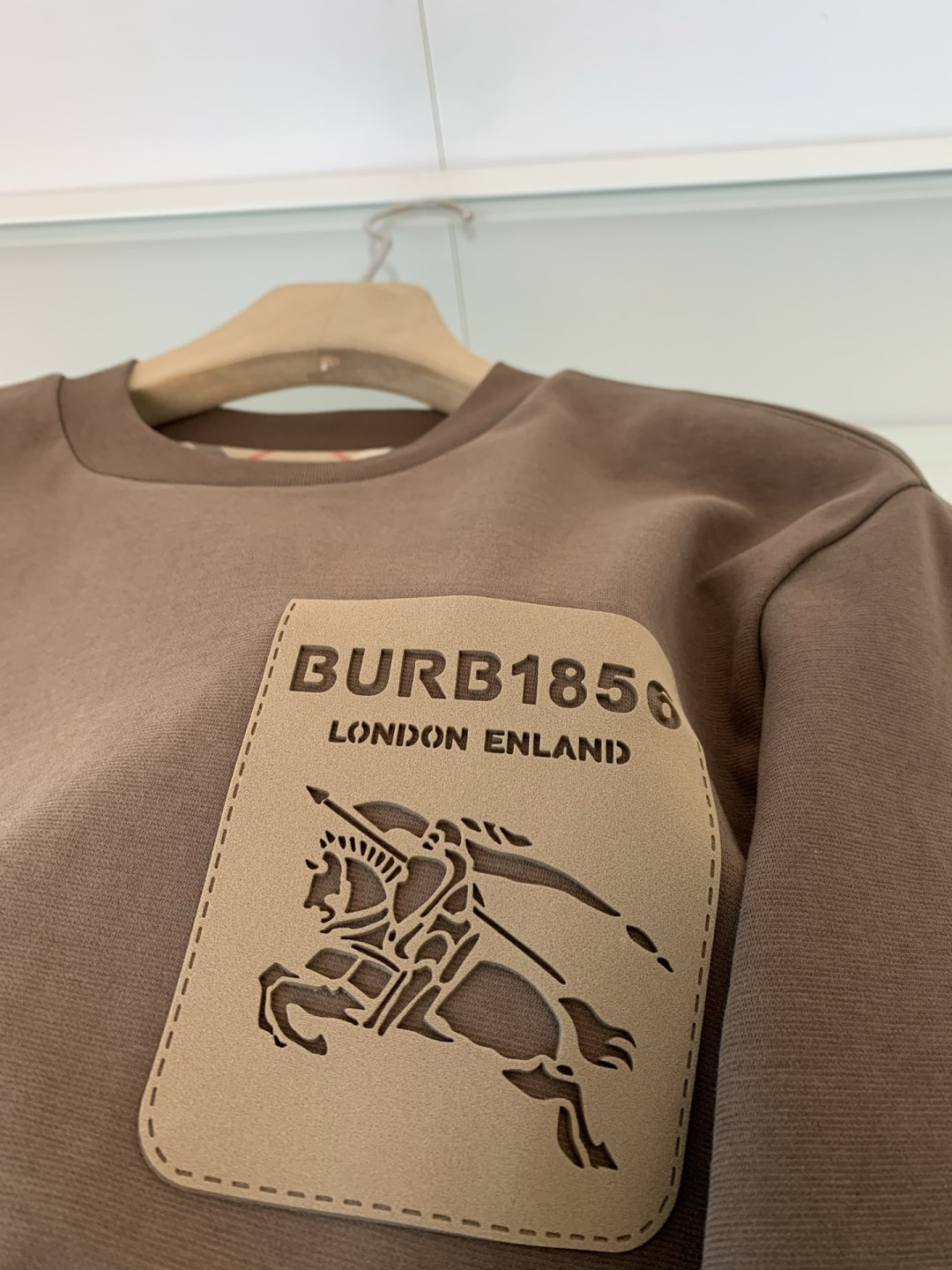 B家2025早秋新款高端长袖T恤。定制天丝柔棉面料 柔软细腻舒适透气 胸口品牌logo皮标压印 时尚潮流