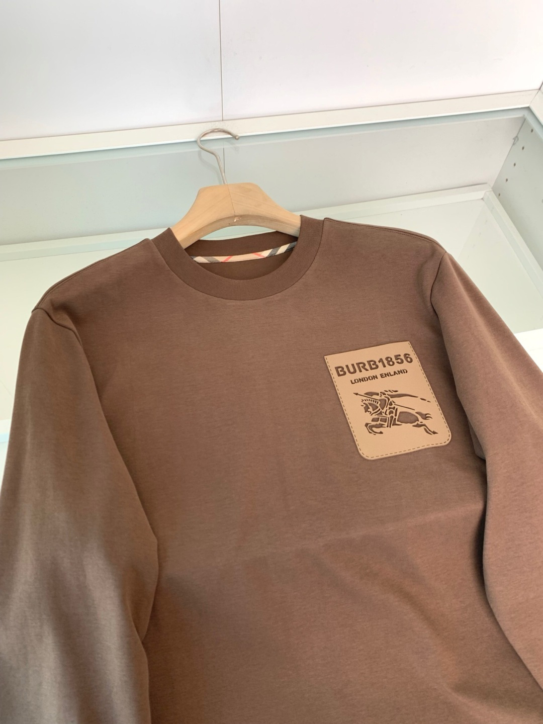 B家2025早秋新款高端长袖T恤。定制天丝柔棉面料 柔软细腻舒适透气 胸口品牌logo皮标压印 时尚潮流