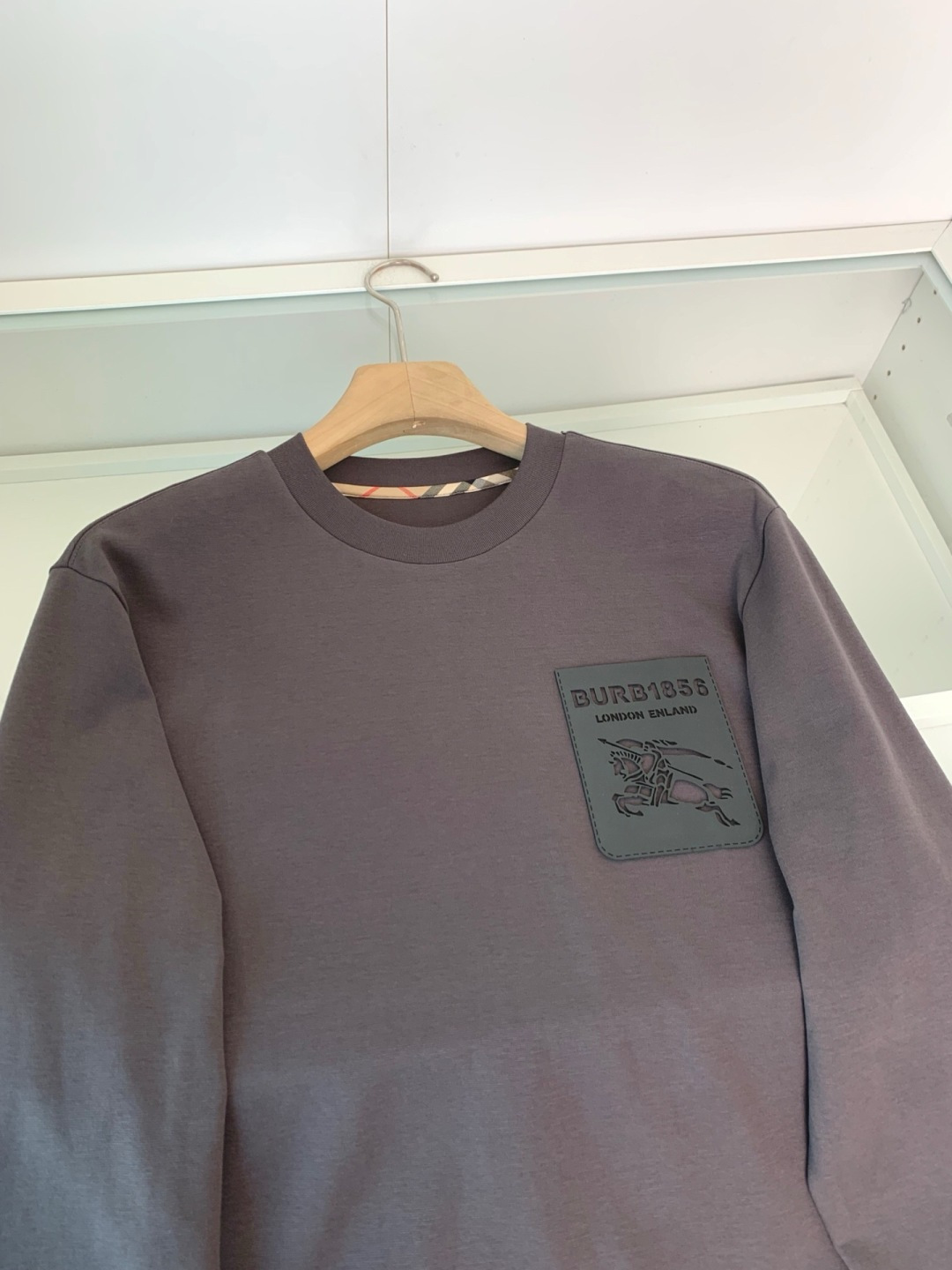 B家2025早秋新款高端长袖T恤。定制天丝柔棉面料 柔软细腻舒适透气 胸口品牌logo皮标压印 时尚潮流