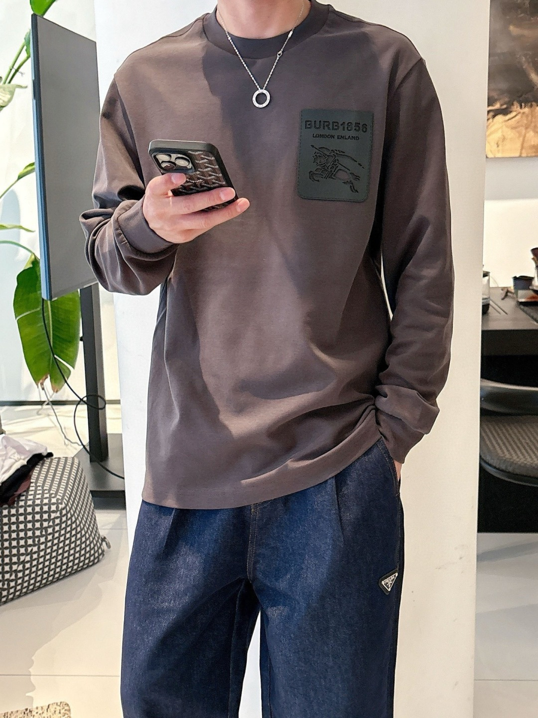 B家2025早秋新款高端长袖T恤。定制天丝柔棉面料 柔软细腻舒适透气 胸口品牌logo皮标压印 时尚潮流