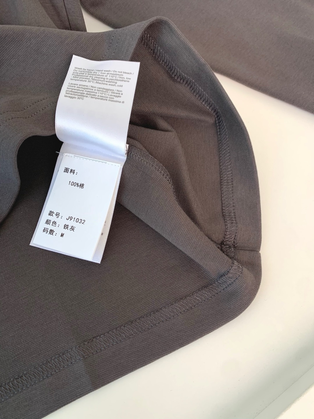 B家2025早秋新款高端长袖T恤。定制天丝柔棉面料 柔软细腻舒适透气 胸口品牌logo皮标压印 时尚潮流