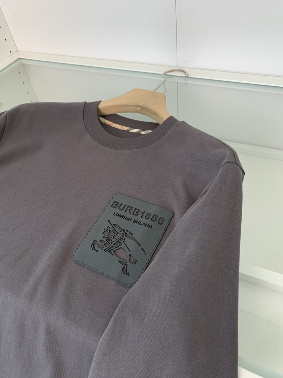 B家2025早秋新款高端长袖T恤。定制天丝柔棉面料 柔软细腻舒适透气 胸口品牌logo皮标压印 时尚潮流