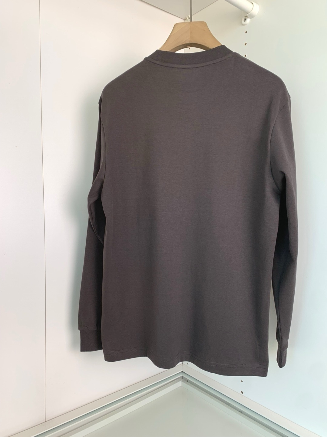 B家2025早秋新款高端长袖T恤。定制天丝柔棉面料 柔软细腻舒适透气 胸口品牌logo皮标压印 时尚潮流