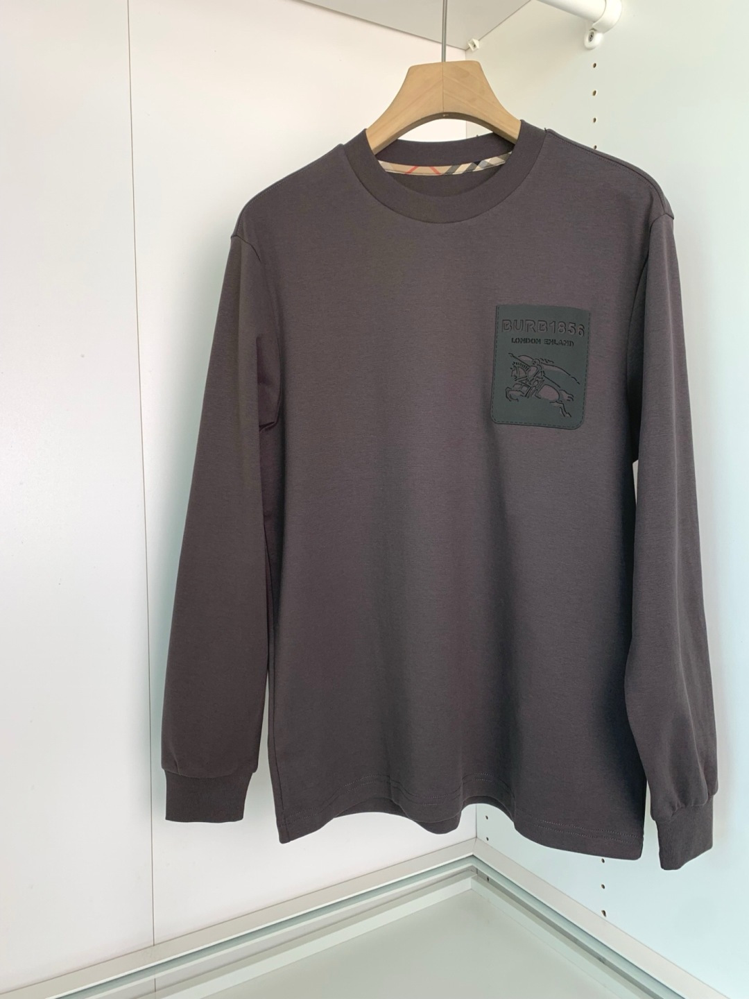 B家2025早秋新款高端长袖T恤。定制天丝柔棉面料 柔软细腻舒适透气 胸口品牌logo皮标压印 时尚潮流