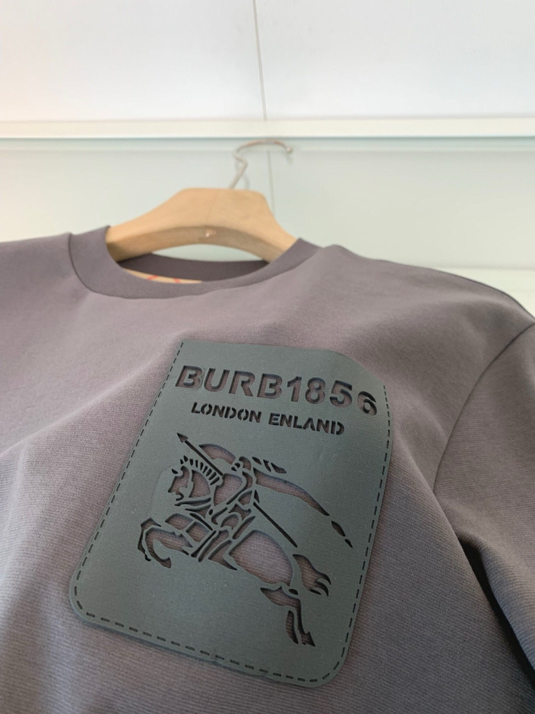 B家2025早秋新款高端长袖T恤。定制天丝柔棉面料 柔软细腻舒适透气 胸口品牌logo皮标压印 时尚潮流