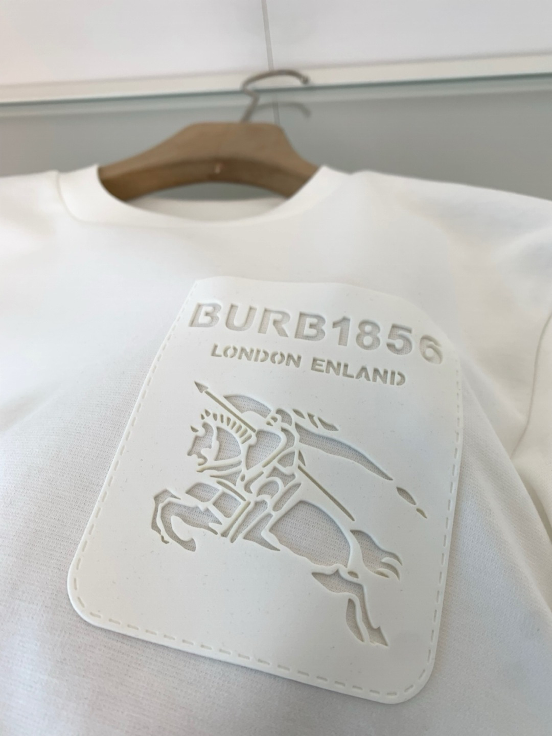 B家2025早秋新款高端长袖T恤。定制天丝柔棉面料 柔软细腻舒适透气 胸口品牌logo皮标压印 时尚潮流