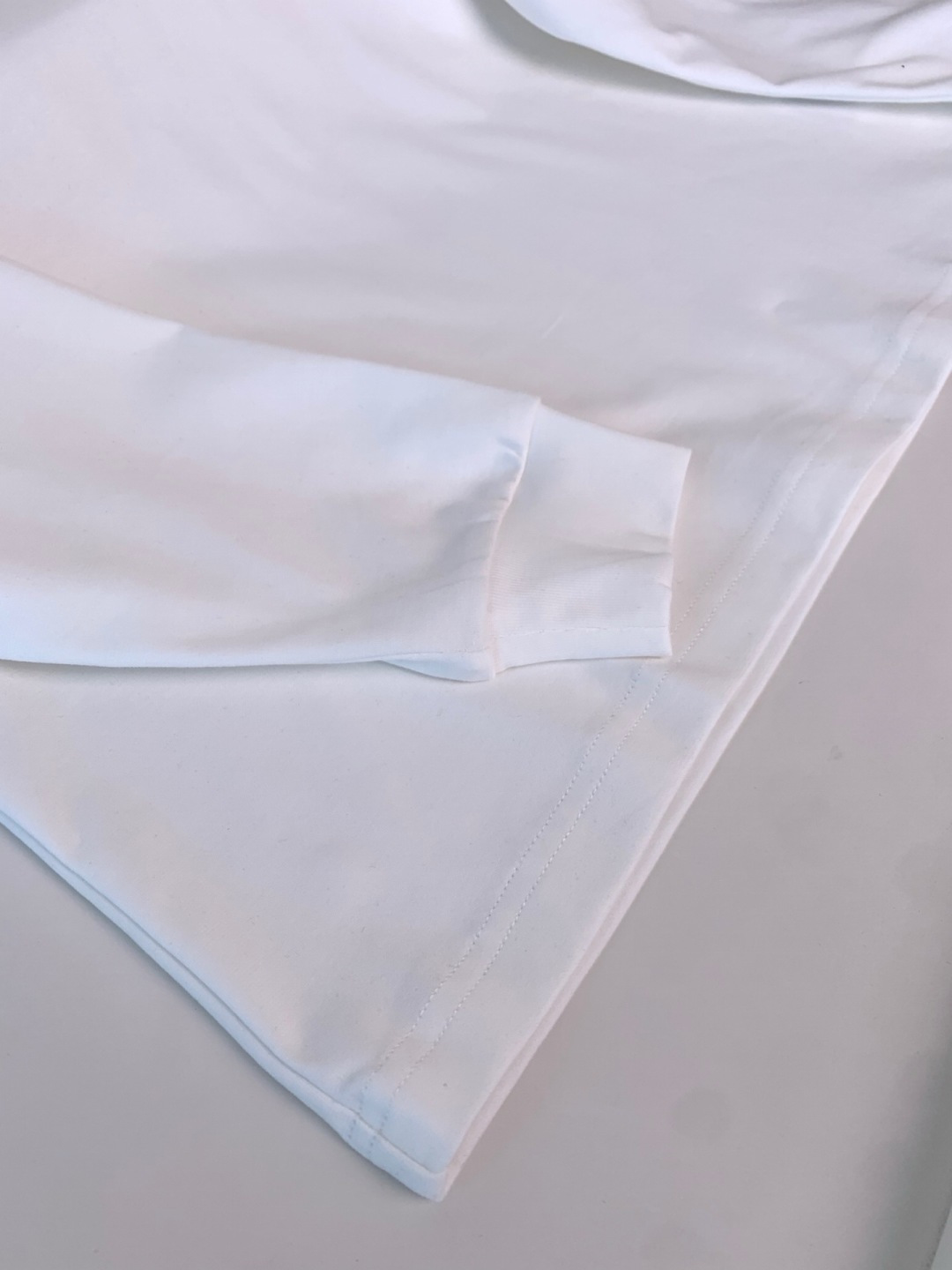 B家2025早秋新款高端长袖T恤。定制天丝柔棉面料 柔软细腻舒适透气 胸口品牌logo皮标压印 时尚潮流