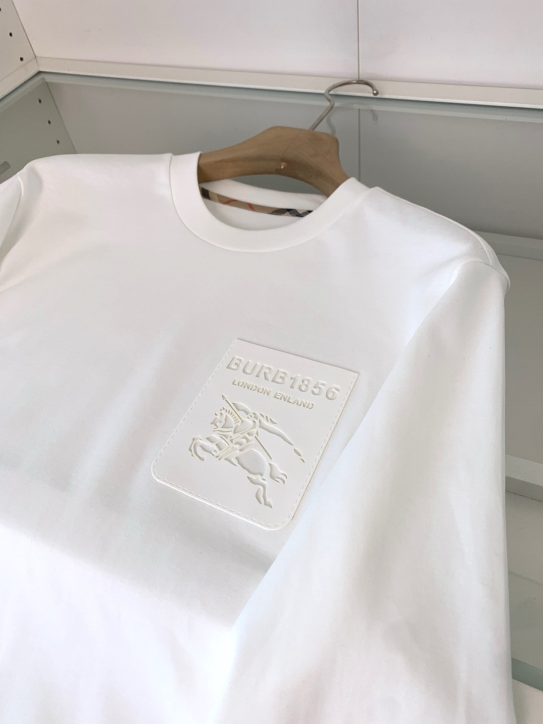 B家2025早秋新款高端长袖T恤。定制天丝柔棉面料 柔软细腻舒适透气 胸口品牌logo皮标压印 时尚潮流