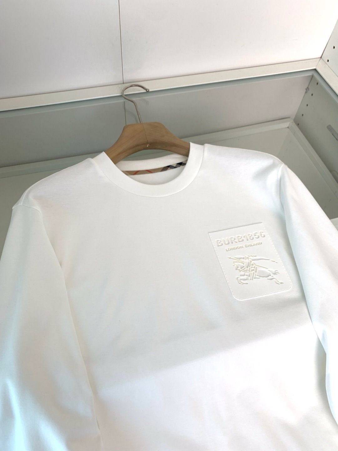 B家2025早秋新款高端长袖T恤。定制天丝柔棉面料 柔软细腻舒适透气 胸口品牌logo皮标压印 时尚潮流