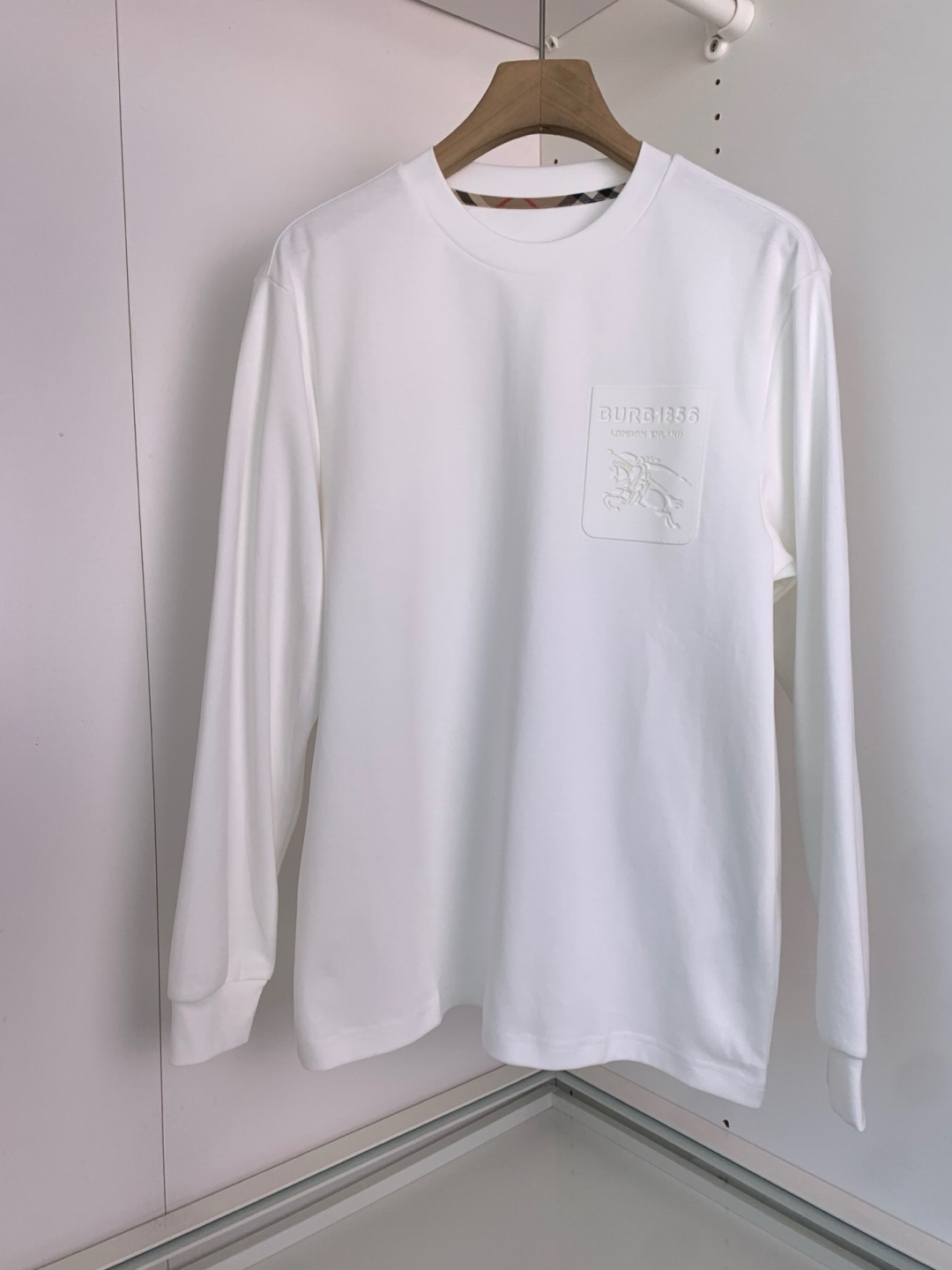 B家2025早秋新款高端长袖T恤。定制天丝柔棉面料 柔软细腻舒适透气 胸口品牌logo皮标压印 时尚潮流