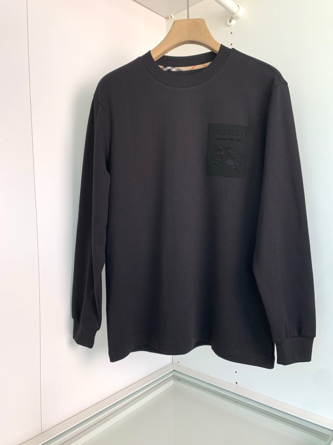 B家2025早秋新款高端长袖T恤。定制天丝柔棉面料 柔软细腻舒适透气 胸口品牌logo皮标压印 时尚潮流