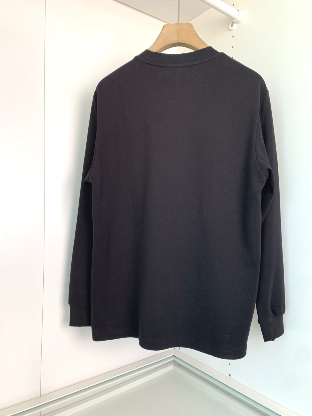 B家2025早秋新款高端长袖T恤。定制天丝柔棉面料 柔软细腻舒适透气 胸口品牌logo皮标压印 时尚潮流