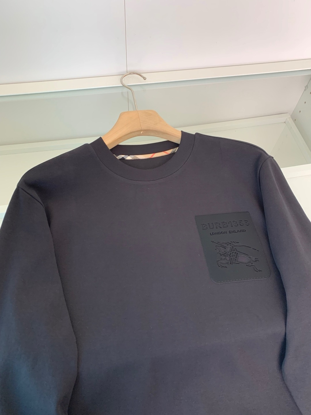 B家2025早秋新款高端长袖T恤。定制天丝柔棉面料 柔软细腻舒适透气 胸口品牌logo皮标压印 时尚潮流