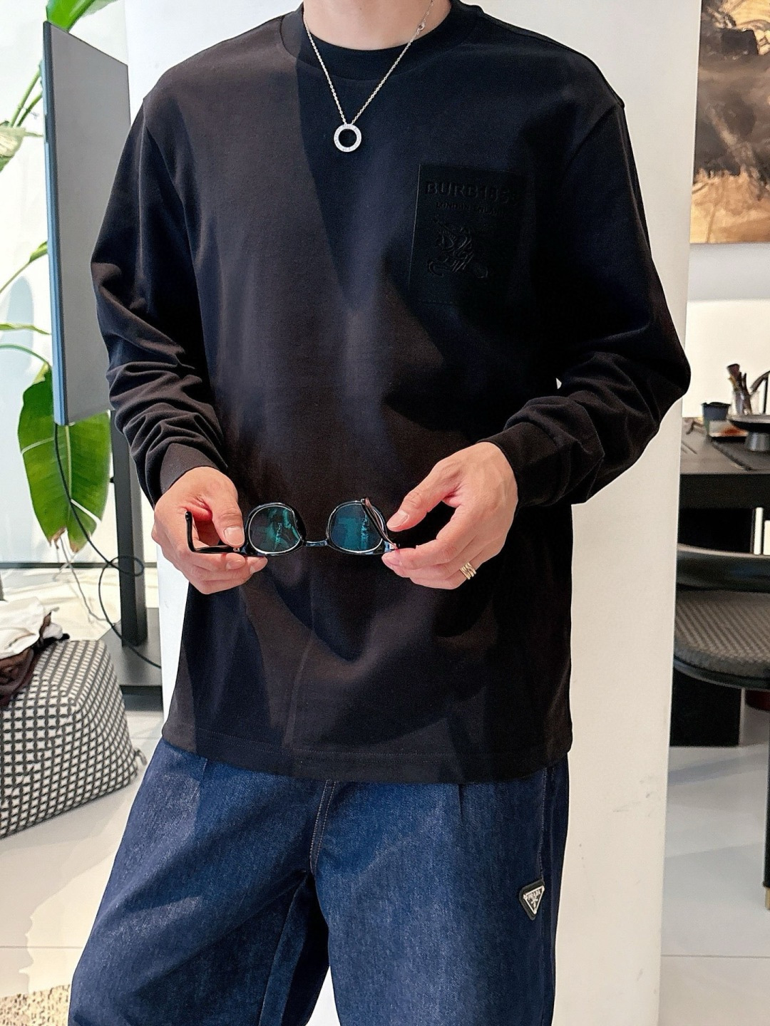 B家2025早秋新款高端长袖T恤。定制天丝柔棉面料 柔软细腻舒适透气 胸口品牌logo皮标压印 时尚潮流