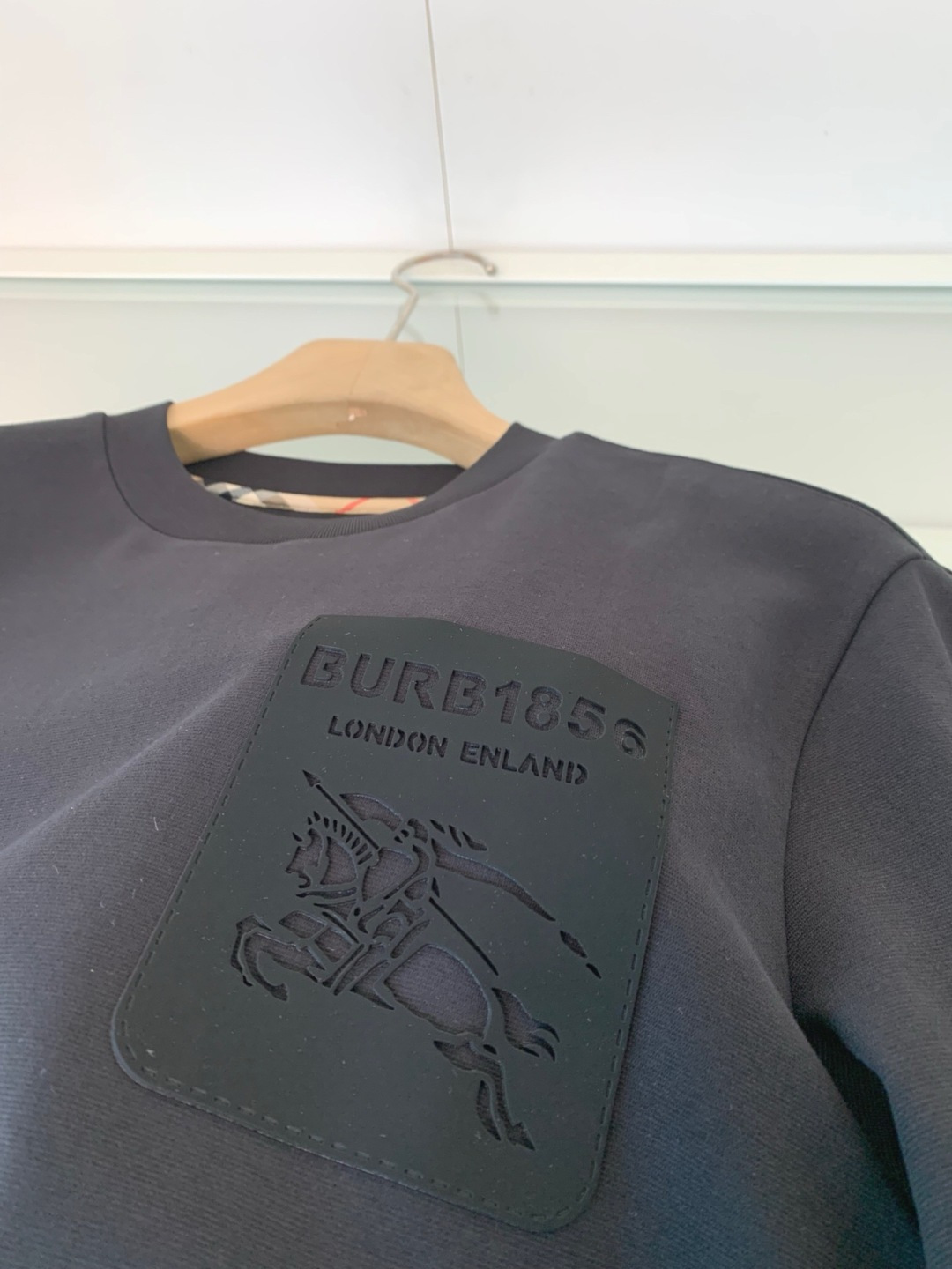 B家2025早秋新款高端长袖T恤。定制天丝柔棉面料 柔软细腻舒适透气 胸口品牌logo皮标压印 时尚潮流