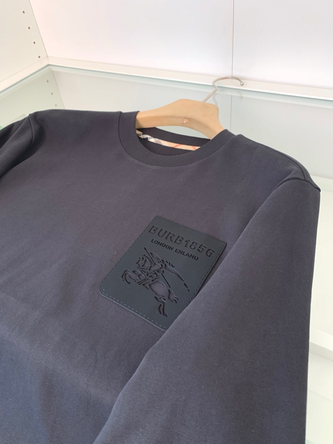 B家2025早秋新款高端长袖T恤。定制天丝柔棉面料 柔软细腻舒适透气 胸口品牌logo皮标压印 时尚潮流