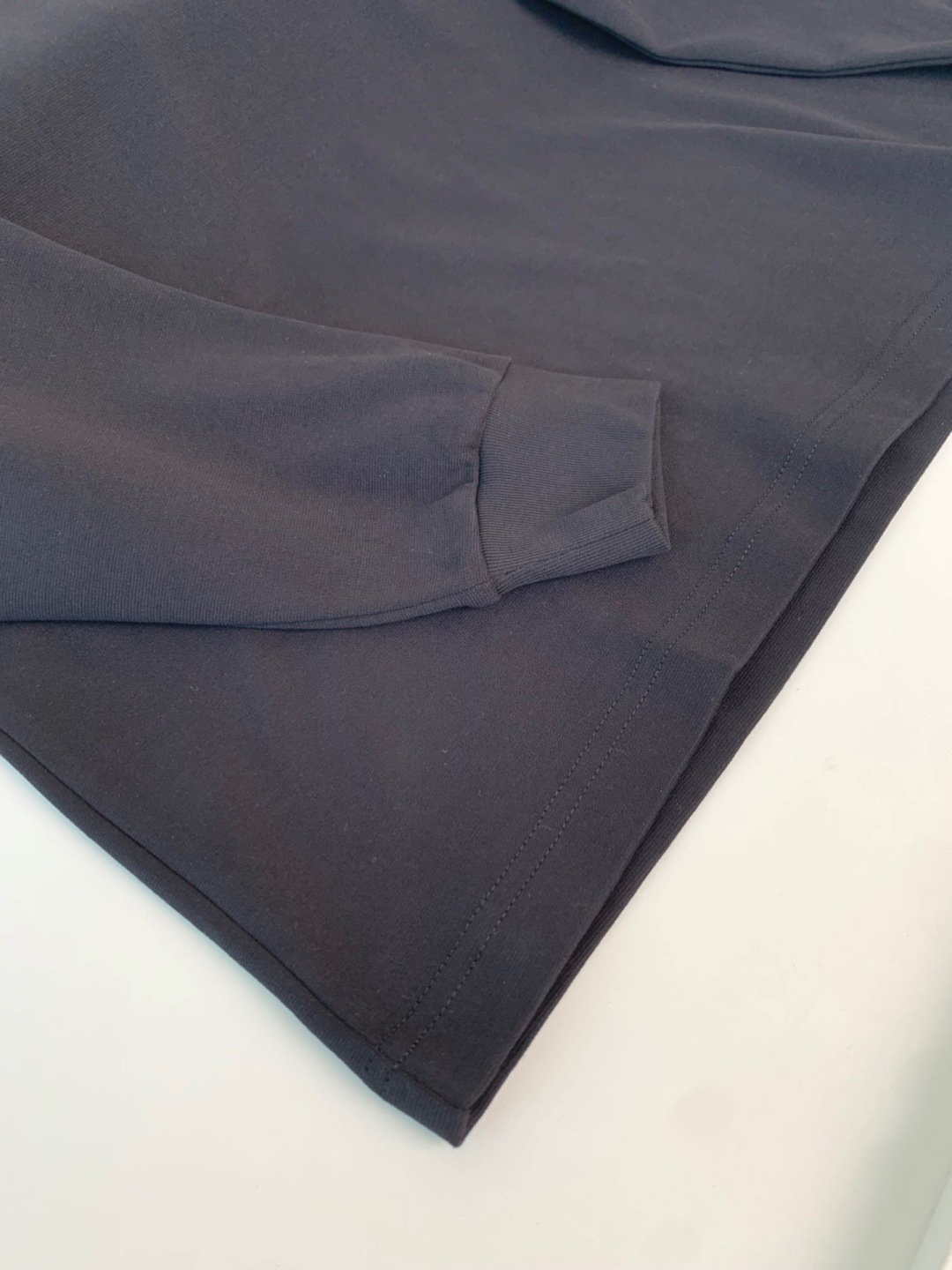 B家2025早秋新款高端长袖T恤。定制天丝柔棉面料 柔软细腻舒适透气 胸口品牌logo皮标压印 时尚潮流