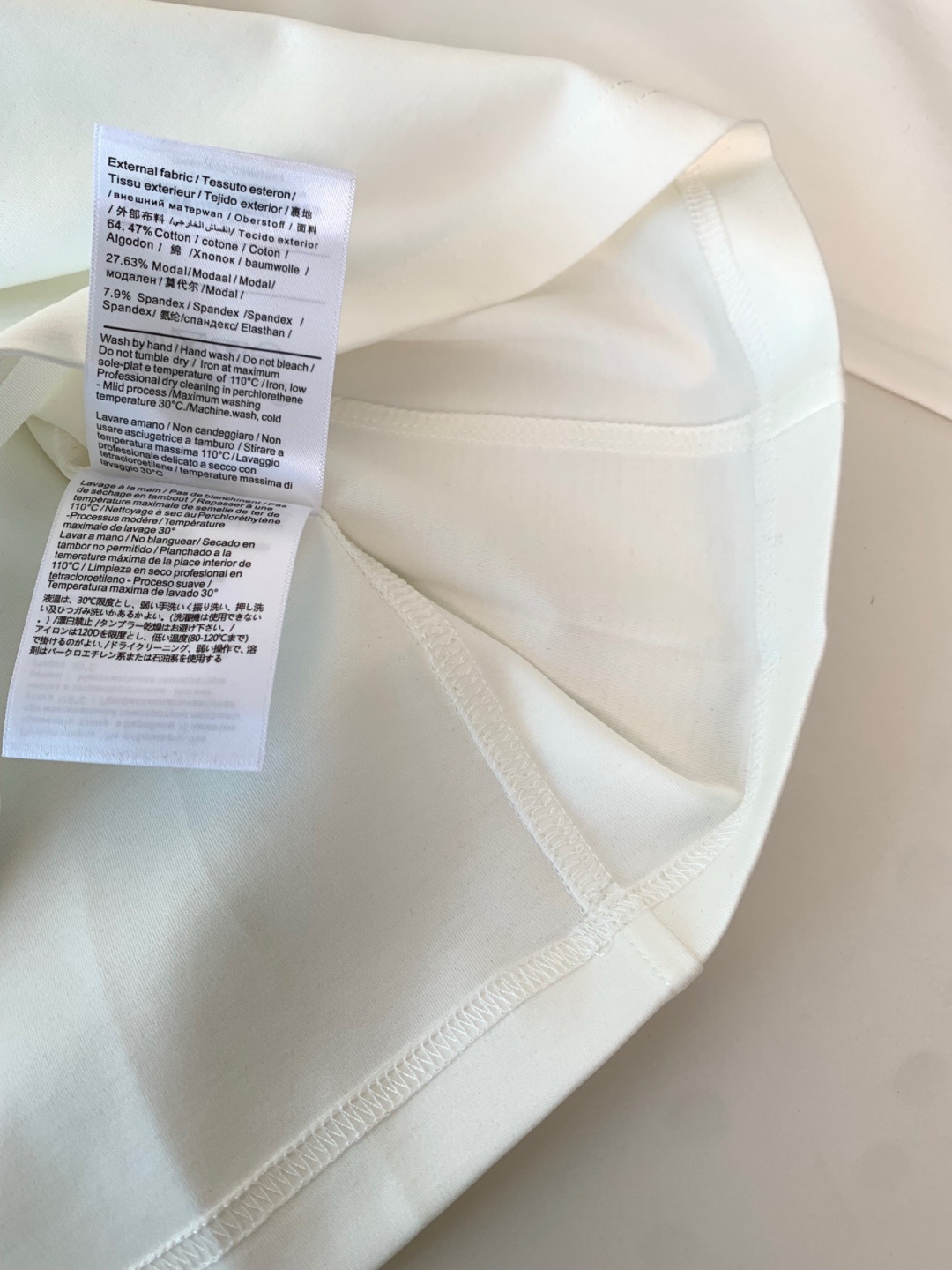 打底系列季度：2025秋冬颜色：黑色 白色 金铜色 石墨灰 藏青色 军绿色尺码: m-5xL版型：长袖打