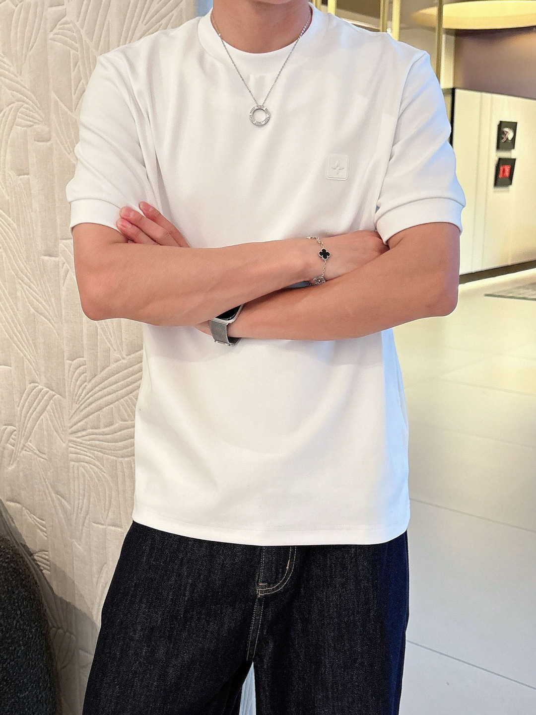 1.颜色：黑色 白色 铁灰2.常规短袖T M-5XL3.抗菌保暖棉。面料布面细腻，延展性强，光泽度好，手