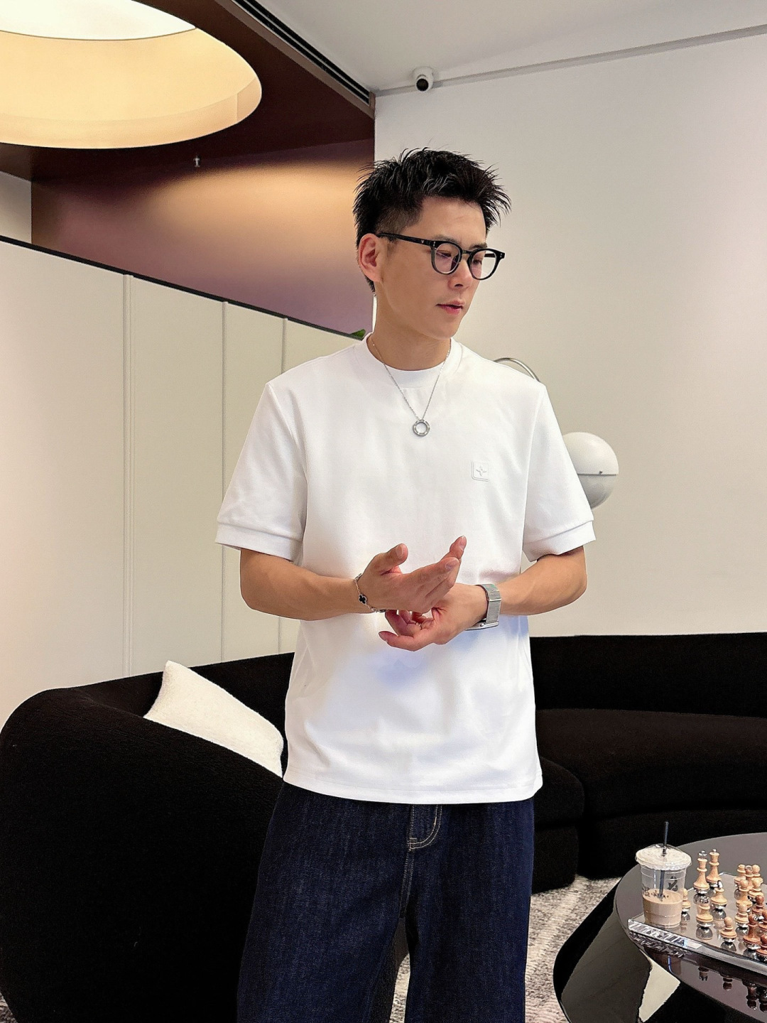 1.颜色：黑色 白色 铁灰2.常规短袖T M-5XL3.抗菌保暖棉。面料布面细腻，延展性强，光泽度好，手