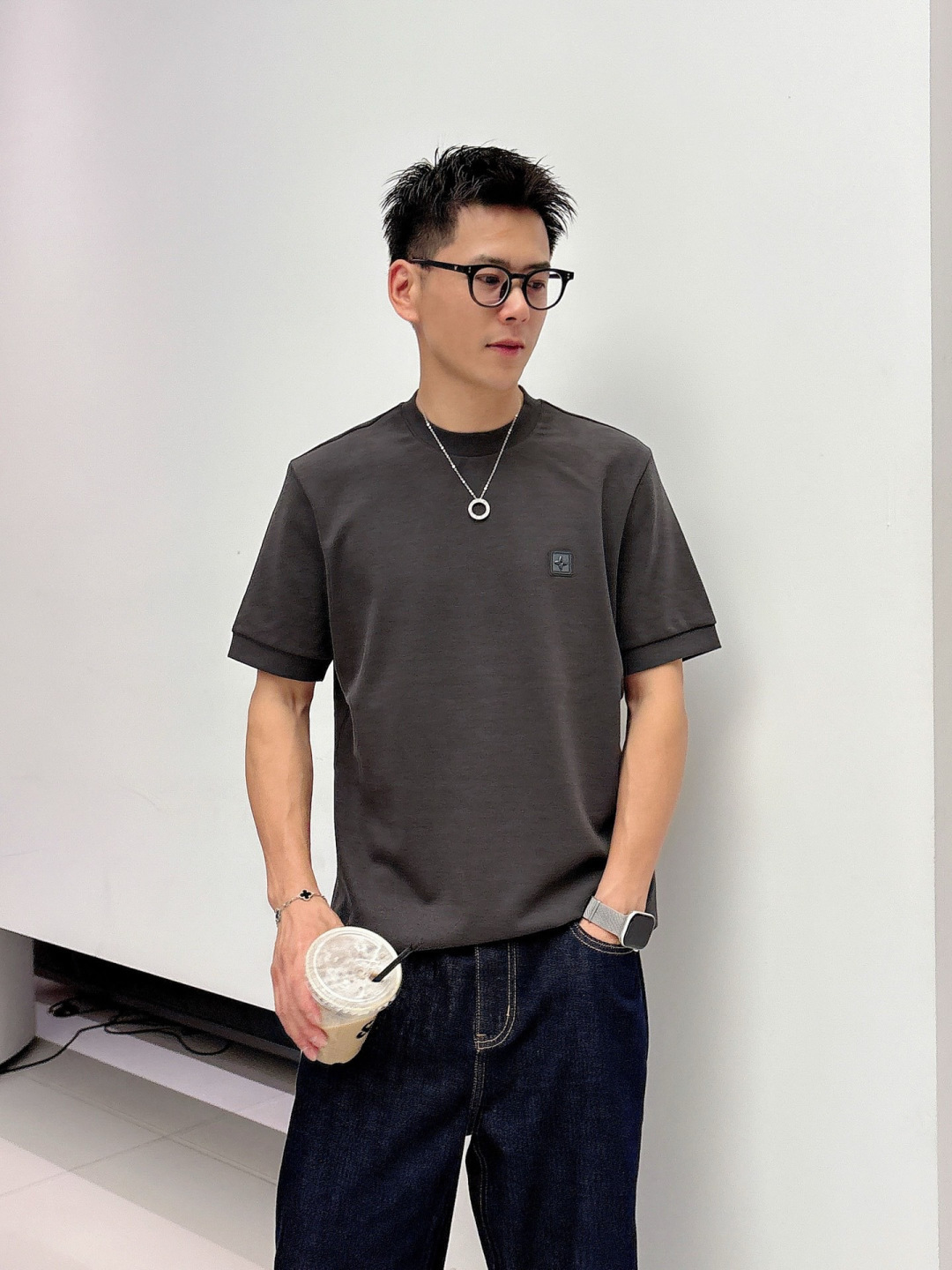 1.颜色：黑色 白色 铁灰2.常规短袖T M-5XL3.抗菌保暖棉。面料布面细腻，延展性强，光泽度好，手