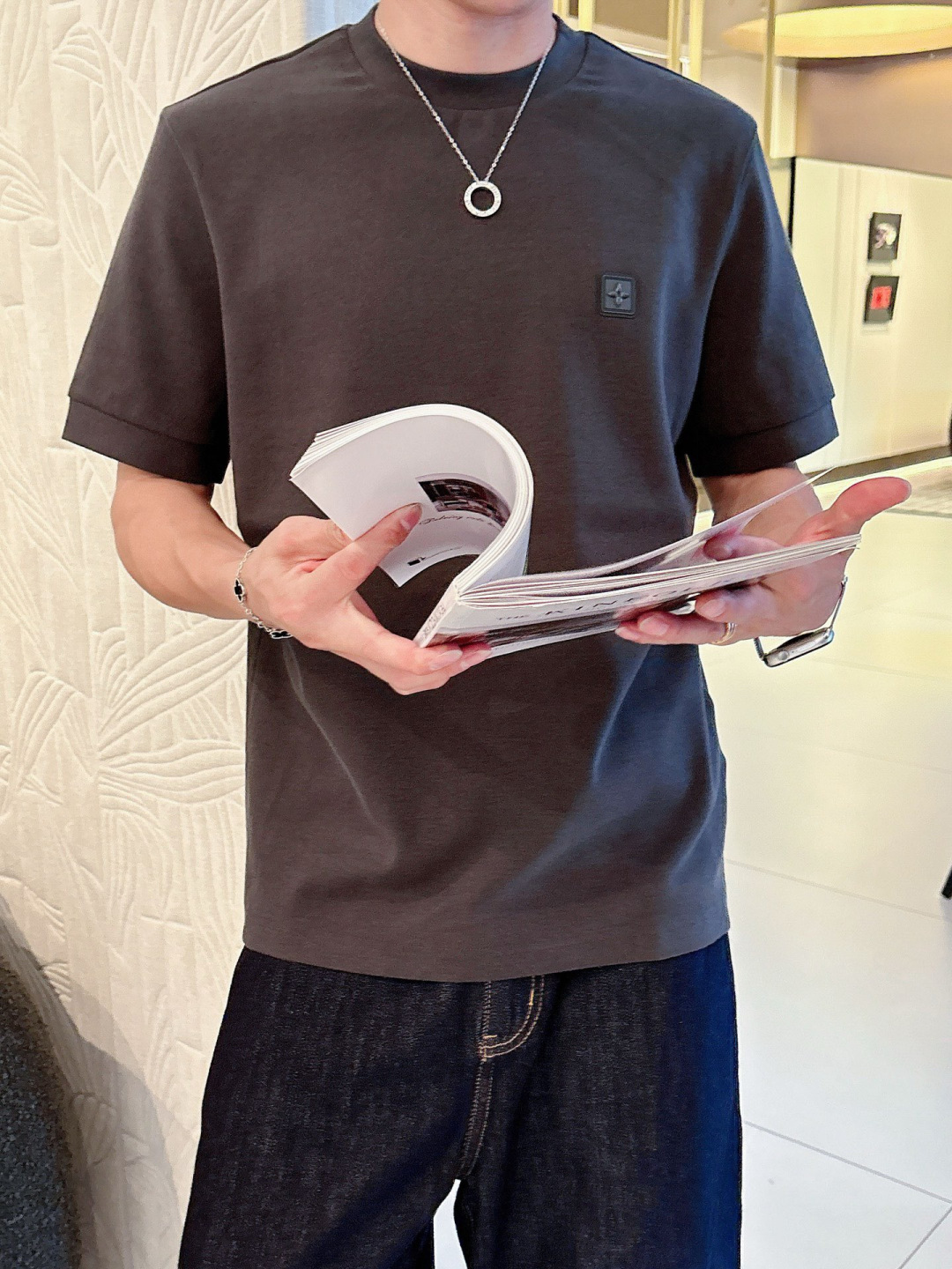 1.颜色：黑色 白色 铁灰2.常规短袖T M-5XL3.抗菌保暖棉。面料布面细腻，延展性强，光泽度好，手