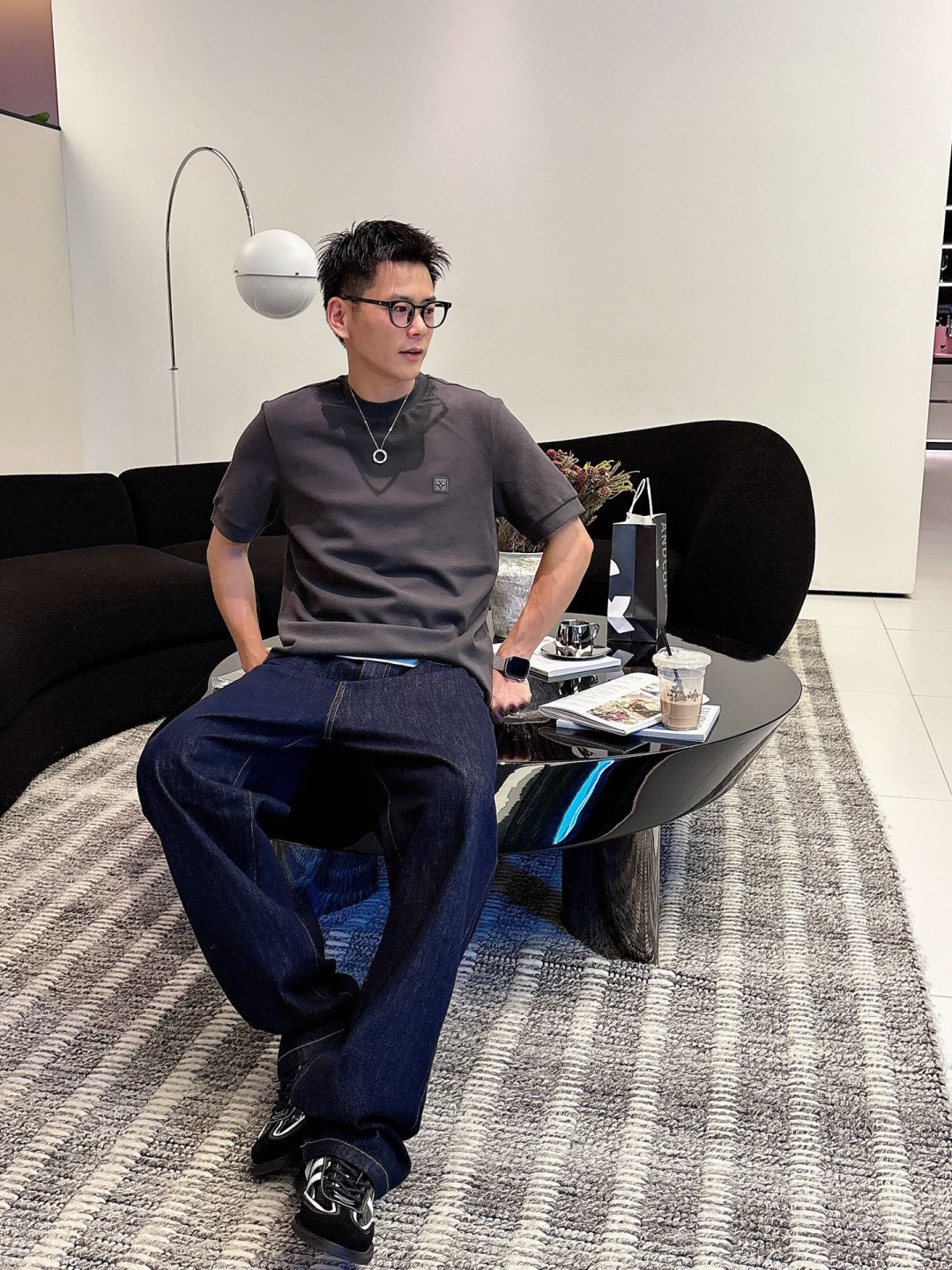 1.颜色：黑色 白色 铁灰2.常规短袖T M-5XL3.抗菌保暖棉。面料布面细腻，延展性强，光泽度好，手