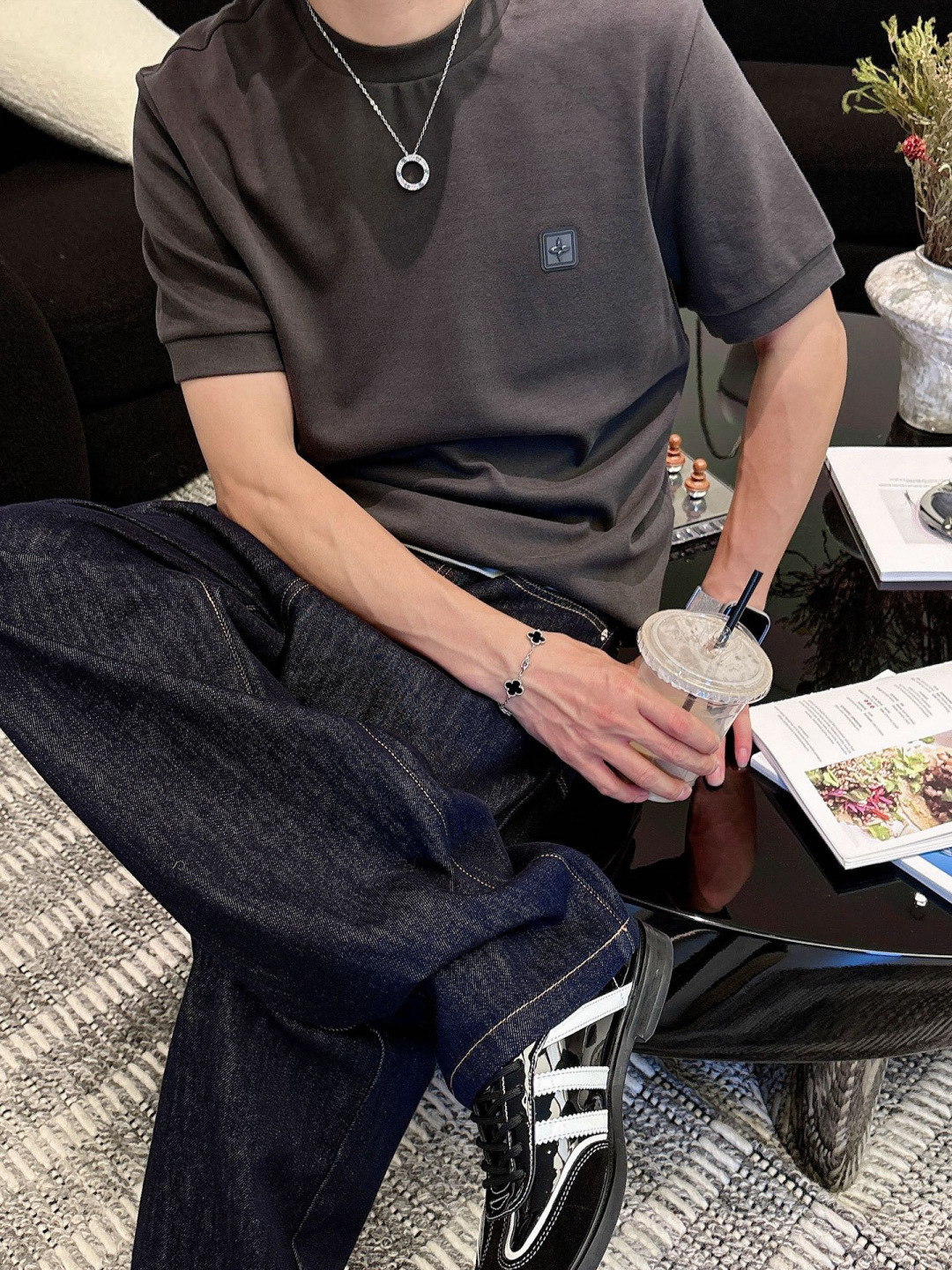 1.颜色：黑色 白色 铁灰2.常规短袖T M-5XL3.抗菌保暖棉。面料布面细腻，延展性强，光泽度好，手