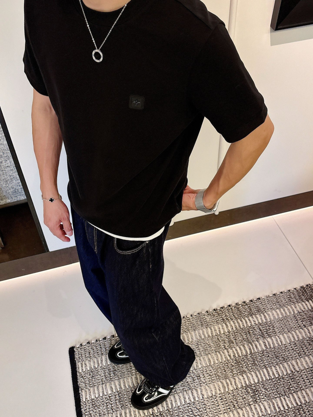 1.颜色：黑色 白色 铁灰2.常规短袖T M-5XL3.抗菌保暖棉。面料布面细腻，延展性强，光泽度好，手