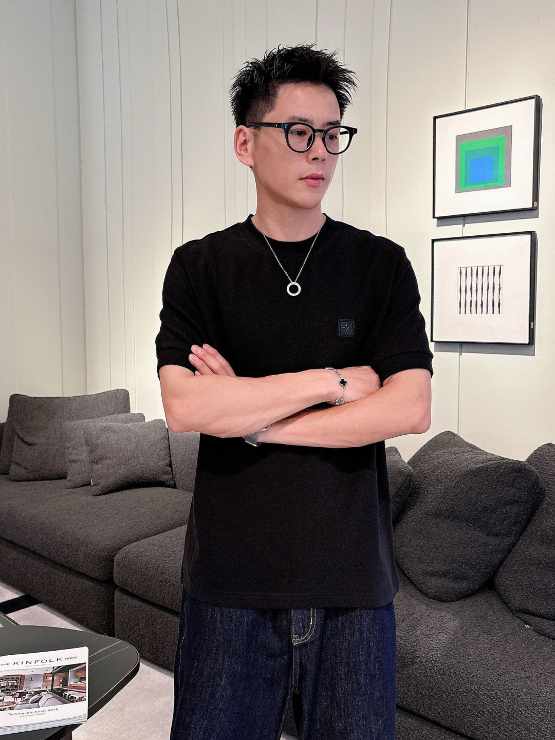 1.颜色：黑色 白色 铁灰2.常规短袖T M-5XL3.抗菌保暖棉。面料布面细腻，延展性强，光泽度好，手